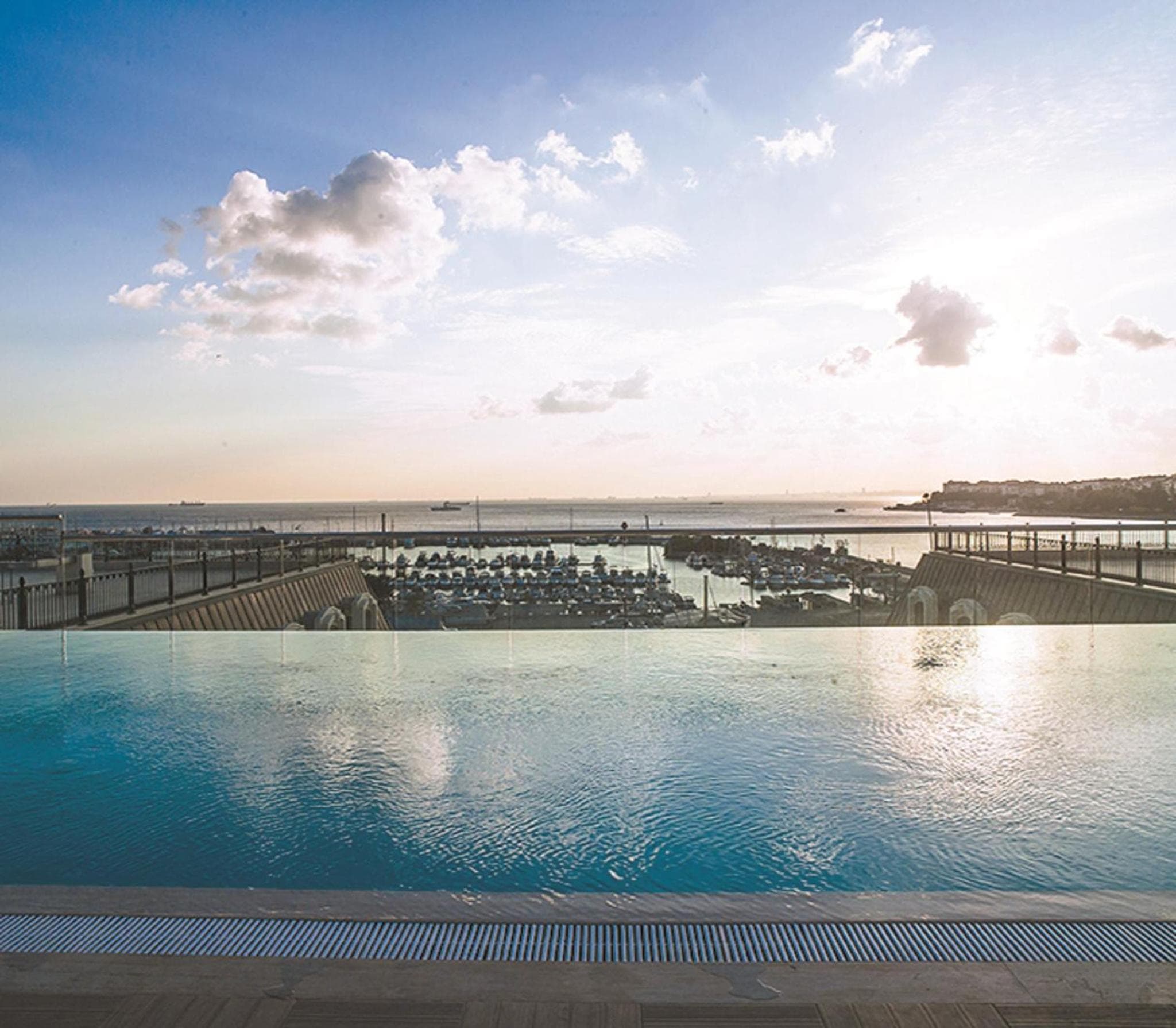 Wyndham Grand Istanbul Kalamış Marina Hotel